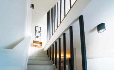 Scară interioară cu riflaje